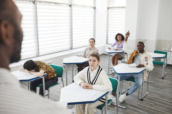 How many questions are on the SC-200 exam?
